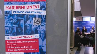 Plakat, ki vabi na Karierne dneve in dneve odprtih vrat. V ozadju pogovor z alumni Filozofske fakultete. (foto: Jelena Milohanić)