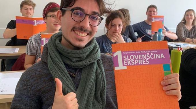 Študenti s knjigo: Slovenščina ekspres