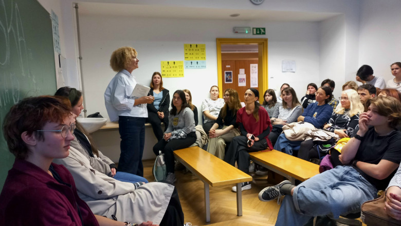 Gostje zadnjega srečanja letošnje Slovanske bralne značke: Alojzija Zupan Sosič in dijakinje SŠOF Ljubljana (foto: Namita Subiotto)