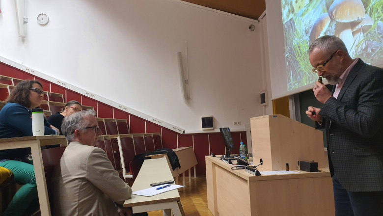 Dr. Strlič je pripravil več vzorcev vonjev, med drugimi so obiskovalci lahko vonjali jesenski gozd. (foto: Ana Jenko Kovačič)