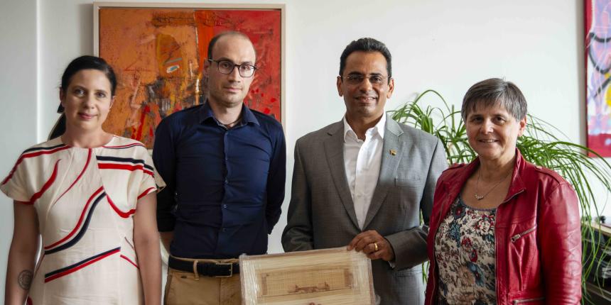 (Z leve proti desni) Doc. dr. Nina Petek, izr. prof. dr. Luka Repanšek, Nj. Eksc. Amit Narang in dekanja Filozofske fakultete prof. dr. Mojca Schlamberger Brezar